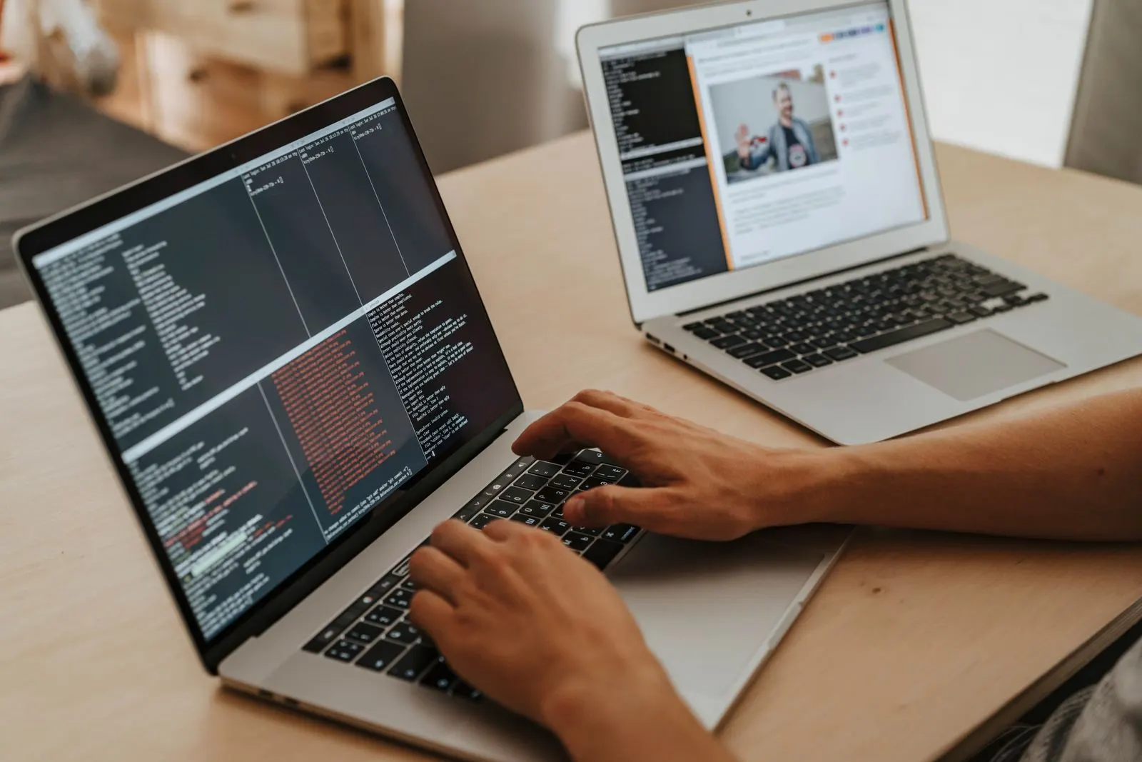 Hai chiếc laptop đang mở trình soạn code trên bàn học