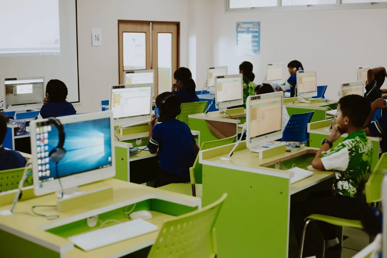 Phòng máy tính thực hành với nhiều bàn học