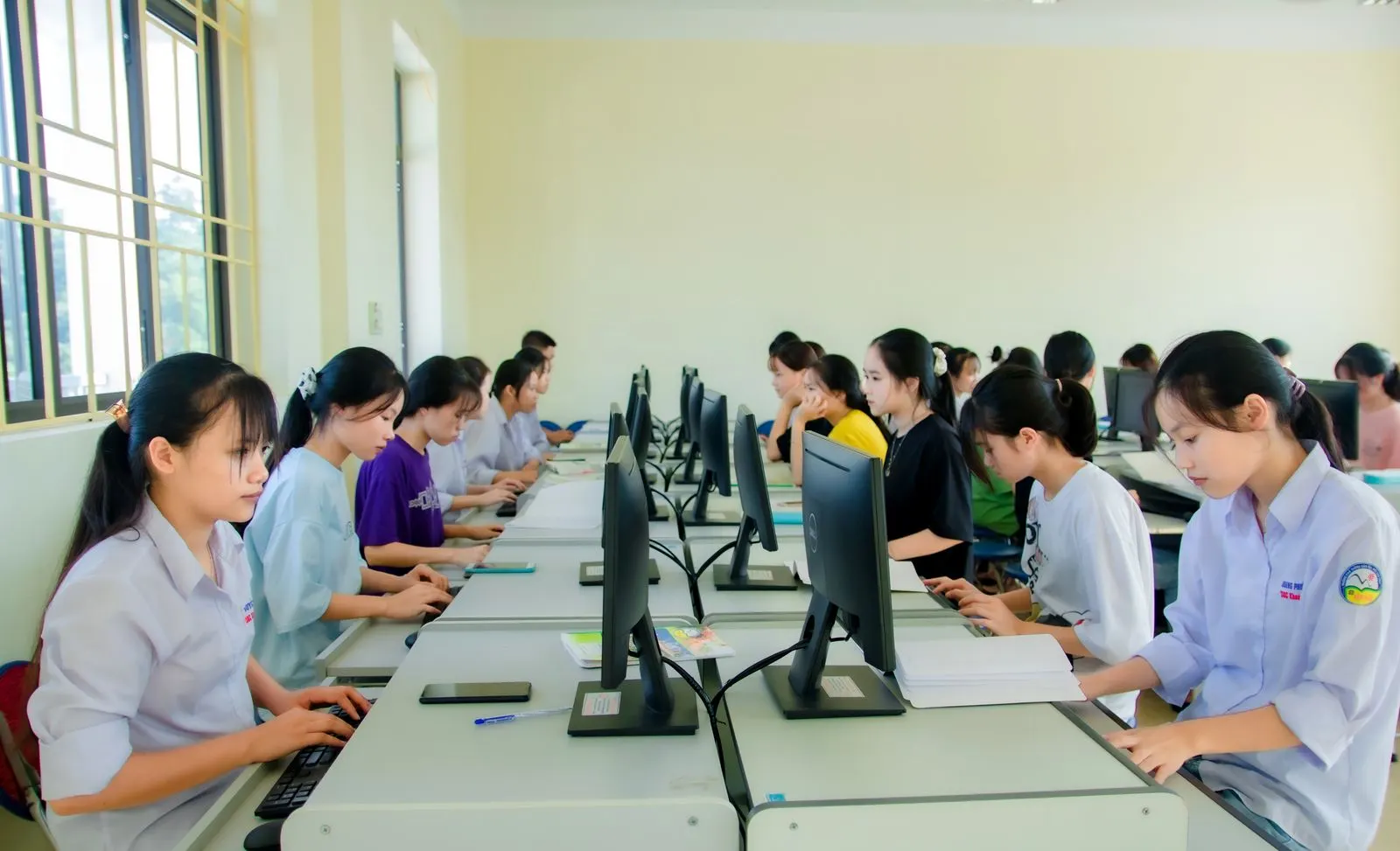 Sinh viên ngồi thực hành trong phòng máy